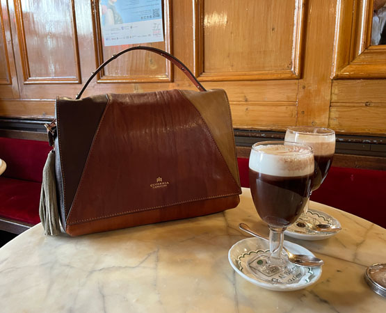 Bag di “Cuoieria Fiorentina” realizzata con cura a mano, perfetta per ogni momento della giornata 
