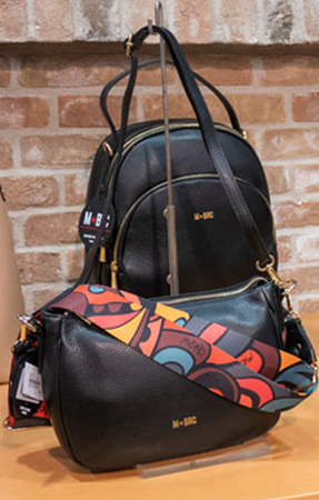 Elegante borsa/zaino in pelle con tracolle a fascia e pelle nera regolabili e removibili.  Bag in pelle nera brand “Massimo Braccialini” con tracollina in pelle e fascia colorata intercambiabili