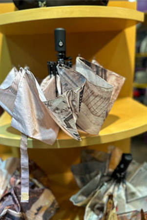 Giornata piovosa? Nessun problema, da noi trovi una vasta scelta di ombrelli apri/chiudi automatici