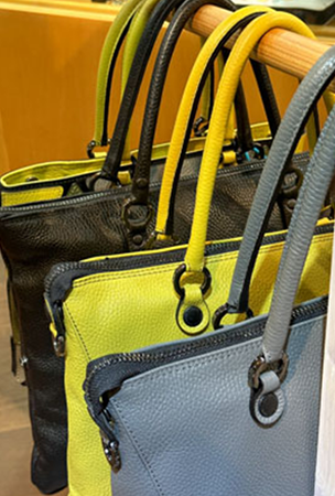 Gabs modello “Samantha” trasformabile realizzata con i migliori pellami e colori brillanti