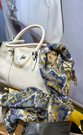 Gabs linea “Ivette Bull + Persiano” con tracolle removibili  e regolabili. Cerniera laterale apri/chiudi estremamente pratica e capiente