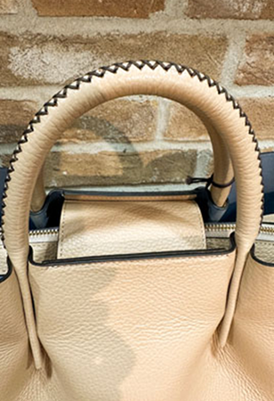 Particolare dell’impugnatura con lavorazione accurata a mano del brand “Cuoieria Fiorentina”