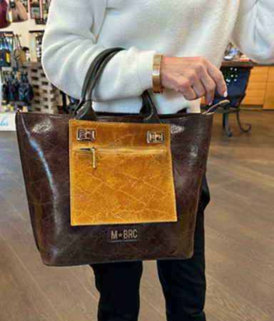 Linea “Pocket” brand Braccialini con tasca esterna removibile di colore contrastante. Chiusura lampo e ampie tasche interne.