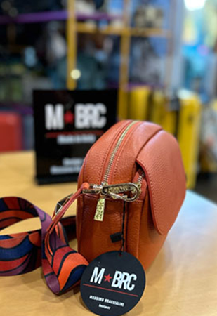 Bag in pelle Palmellato (vitello resistente ai graffi e all’acqua). Design solido con tasca esterna pratica e capiente.