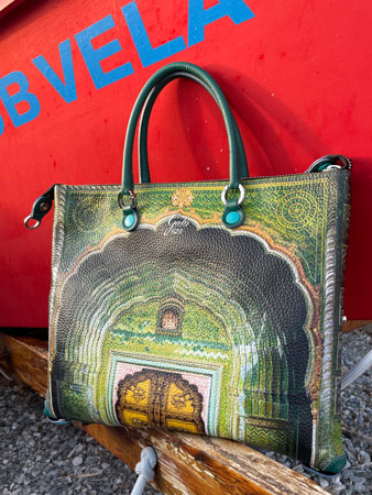 Shopping large “Candy” ideale per la donna sempre in movimento, adatta ad ogni outfit 