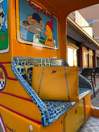 Gabs in pelle con tracolla a fascia regolabile, pratica e leggera