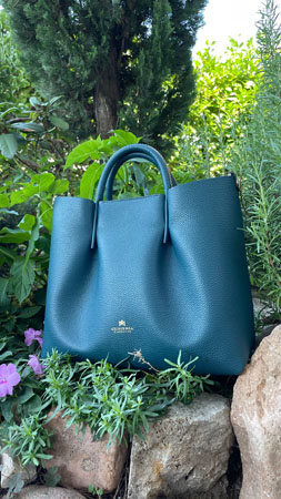 Shopping large “Candy” ideale per la donna sempre in movimento,adatta ad ogni outfit  