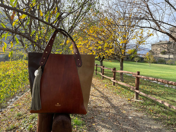 Bellissima shopping “Cuoieria Fiorentina” dal pellame con sfumature di colore che donano un effetto rock
