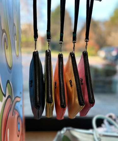 Vasto assortimento di “pochette” Gabs.
